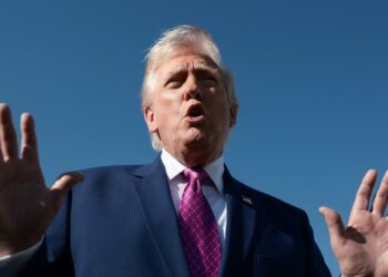 ترامب ينفخ ساخنًا وباردًا: يمكنني تدمير الطاقة في إيان لكن أكره الإقدام على ذلك