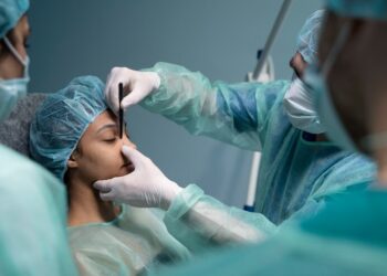 نقابة أطباء التجميل تدعو لتشديد الرقابة على القطاع محذرة من المخاطر الناتجة عن التدخلات التجميلية العشوائية