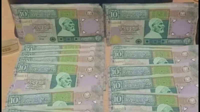 الديوانة تحجز عملة ليبية قديمة بمعبر الذهيبة