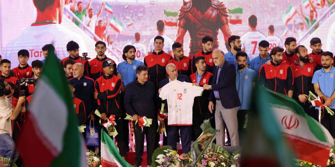 إيران تودع منتخب كأس العالم باحتفال حاشد رغم استمرار المخاوف