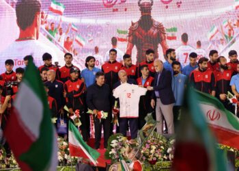 إيران تودع منتخب كأس العالم باحتفال حاشد رغم استمرار المخاوف