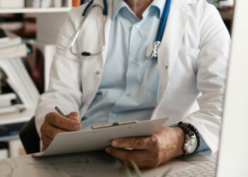 نقابة أطباء القطاع الخاص تدعو إلى مواصلة إصلاح نظام التأمين على المرض