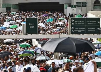 جموع الحجاج تتدفق إلى مِنى إيذانا بانطلاق مناسك الحج