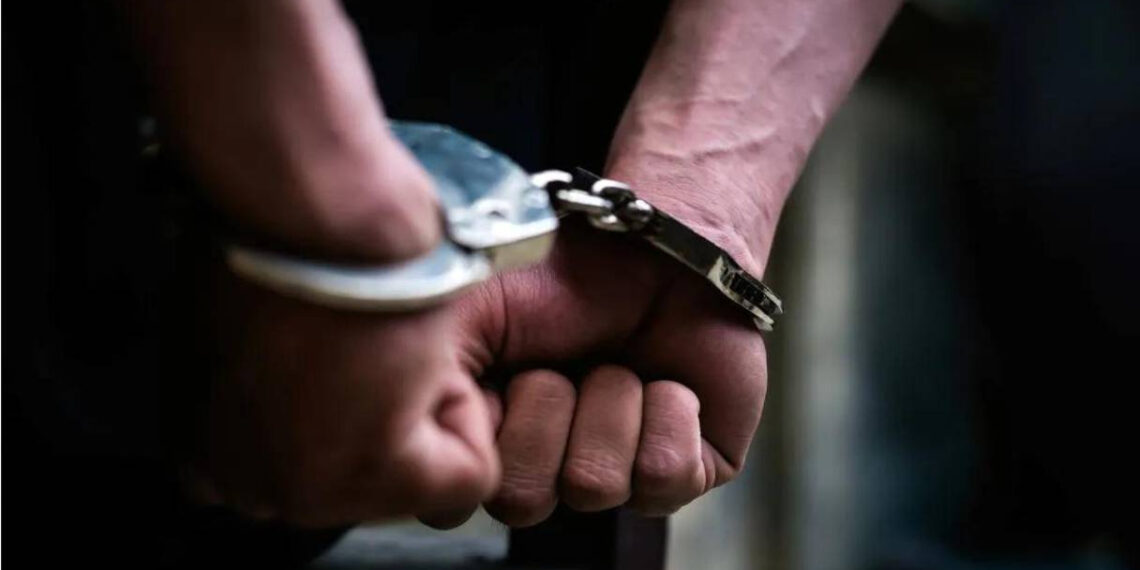 الحفصية: إثر خلافات عائلية نشبت بينهما.. شاب يقتل والده طعنا