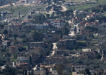 الجيش الإسرائيلي ينذر سكان 12 بلدة جنوبي لبنان بإخلاء منازلهم فورا