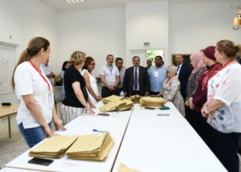 وزير التربية يُؤدي زيارة تفقّديّة لمراكز إصلاح امتحان البكالوريا ببن عروس