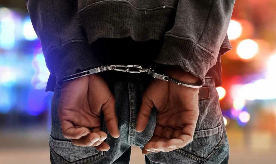متهم بالانتماء لتنظيم إرهابي وبالقتل وبحمل السلاح وبتبييض الأموال: إيقاف مجرم خطير في القصرين