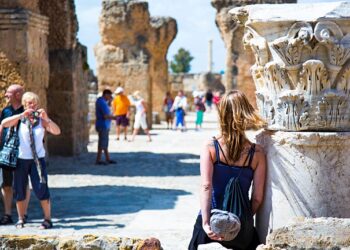 وزير السياحة يدعو لمواكبة التطورات العالمية في التجارب السياحية والرقمنة والحجز الإلكتروني لتطوير القطاع السياحي لتونس