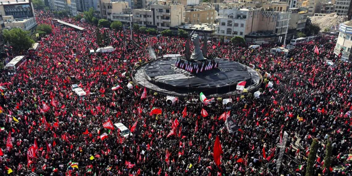 حشود غفيرة تشارك في وداع خامنئي بمدينة قم