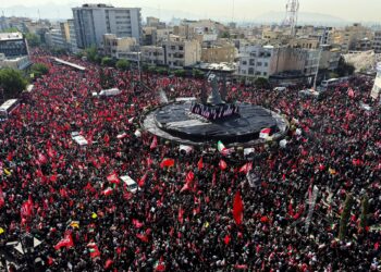 حشود غفيرة تشارك في وداع خامنئي بمدينة قم