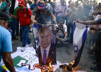 متظاهرون مؤيدون لمادورو يحرقون العلمين الأميركي والإسرائيلي وسط كراكاس