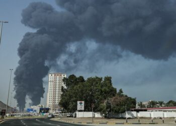 إيران تستهدف سفنا في مضيق هرمز وهجماتها تطال البنية التحتية للكويت 