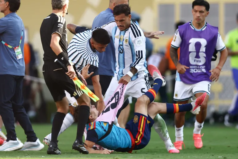 بعد العنف والفوضى: الفيفا يفتح تحقيقا في أحداث نهائي المونديال بعد العنف والفوضى: الفيفا يفتح تحقيقا في أحداث نهائي المونديال