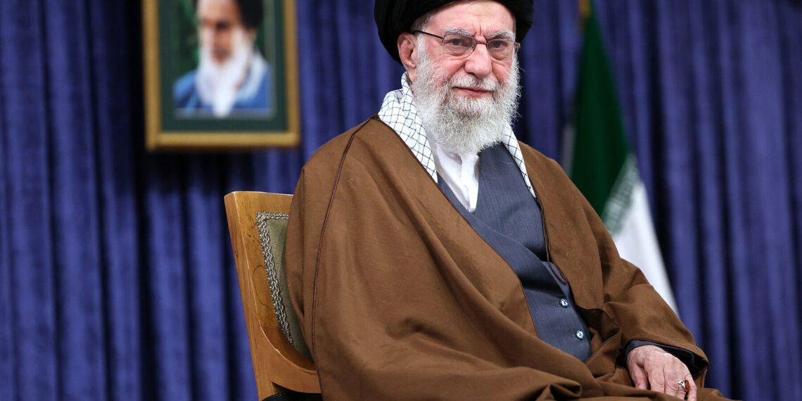 تشييع خامنئي يوقف المحادثات… وطهران تحذر واشنطن وتل أبيب من شن هجمات