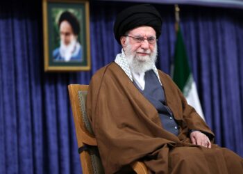 تشييع خامنئي يوقف المحادثات… وطهران تحذر واشنطن وتل أبيب من شن هجمات