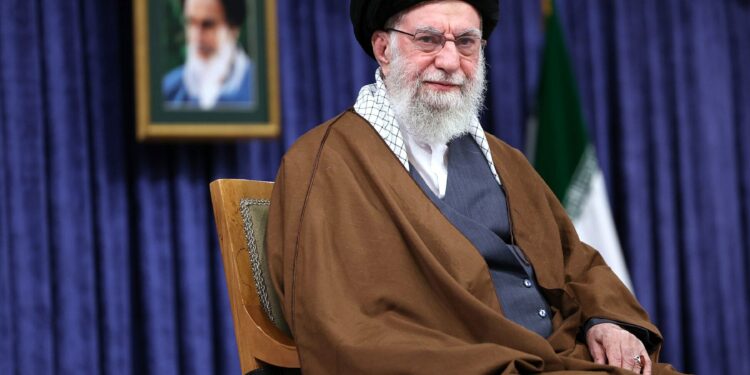 تشييع خامنئي يوقف المحادثات… وطهران تحذر واشنطن وتل أبيب من شن هجمات