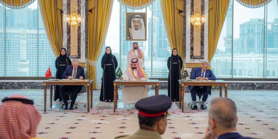 السعودية وتركيا وباكستان توقّع «اتفاقية مكة للدفاع المشترك»