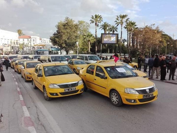 نقابة التاكسي الفردي: “السائقين يضطرون للتوقف مؤقتًا عن العمل وأخذ راحة ثم العودة بعد انتهاء فترة الذروة نتيجة الإرهاق البدني والخسارة الاقتصادية “