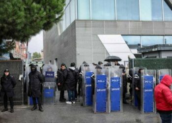 الشرطة التركية تداهم مقر أبرز قناة تلفزيونية معارضة وتعتقل 11 شخصا