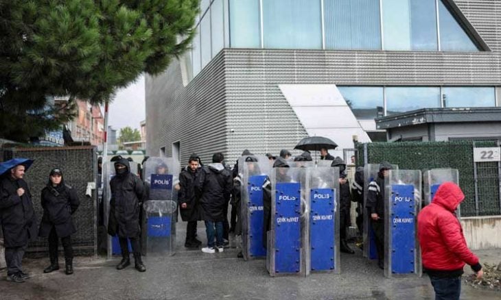 الشرطة التركية تداهم مقر أبرز قناة تلفزيونية معارضة وتعتقل 11 شخصا