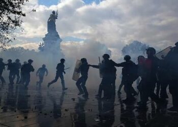 فرنسا تستنفر 70 ألف شرطي.. احتجاجات غاضبة تترقبها البلاد وماكرون يواجه اختباراً صعباً قبل الانتخابات