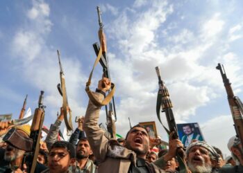 الحوثيون: السعودية غير آمنة للطيران باستثناء مكة والمدينة
