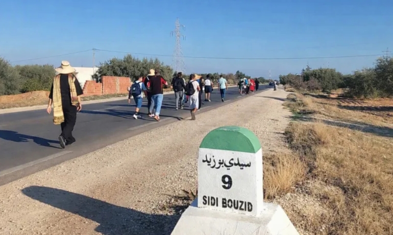 انطلقت من منزل بوزيان سيرًا على الأقدام.. الأمن يمنع مسيرة احتجاجية للعاطلين عن العمل