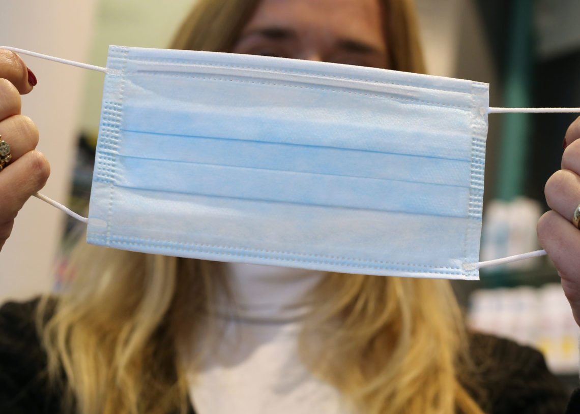 Ça va mieux en le disant:  Tu ne connaissais que mon masque voici mon visage !