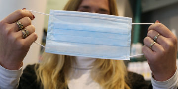 Ça va mieux en le disant:  Tu ne connaissais que mon masque voici mon visage !