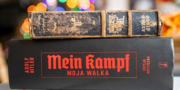 Une édition annotée de Mein Kampf en «hommage aux victimes»