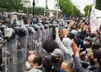 Plusieurs centaines de jeunes manifestent calmement à Tunis, sous haute présence policière