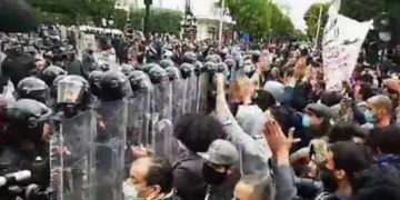 Plusieurs centaines de jeunes manifestent calmement à Tunis, sous haute présence policière