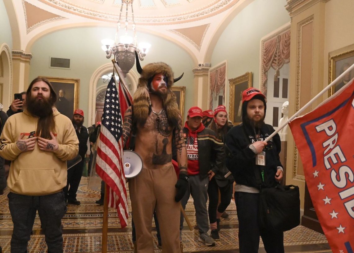 Quatre morts et 52 interpellations dans les incidents du Capitole