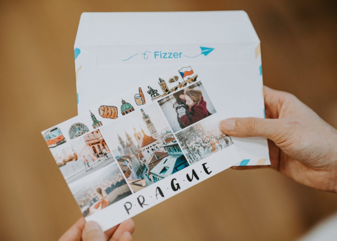 ADIEU, CARTE POSTALE !