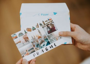 ADIEU, CARTE POSTALE !