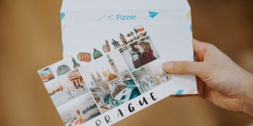 ADIEU, CARTE POSTALE !