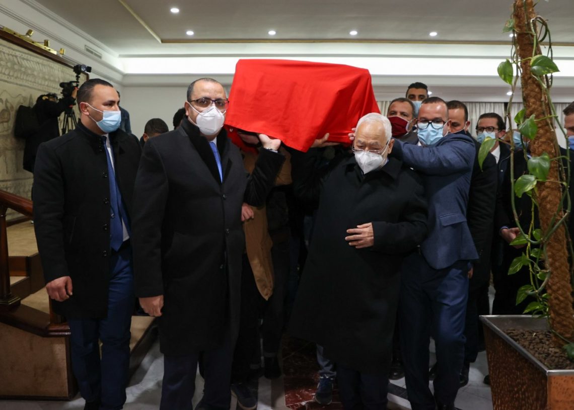 Méchichi et Ghannouchi à l’accueil de la dépouille de Meherzia Laabidi à l’aéroport