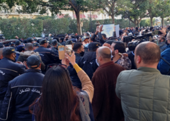 Manifestation de jeunes sur l&rsquo;avenue Bourguiba à Tunis, sous haut contrôle policier