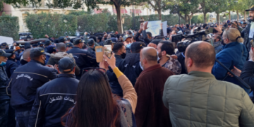 Manifestation de jeunes sur l&rsquo;avenue Bourguiba à Tunis, sous haut contrôle policier
