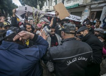 Les forces de l&rsquo;ordre dispersent une manifestation des blessés de la révolution à Tunis