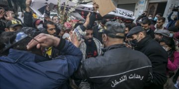 Les forces de l&rsquo;ordre dispersent une manifestation des blessés de la révolution à Tunis