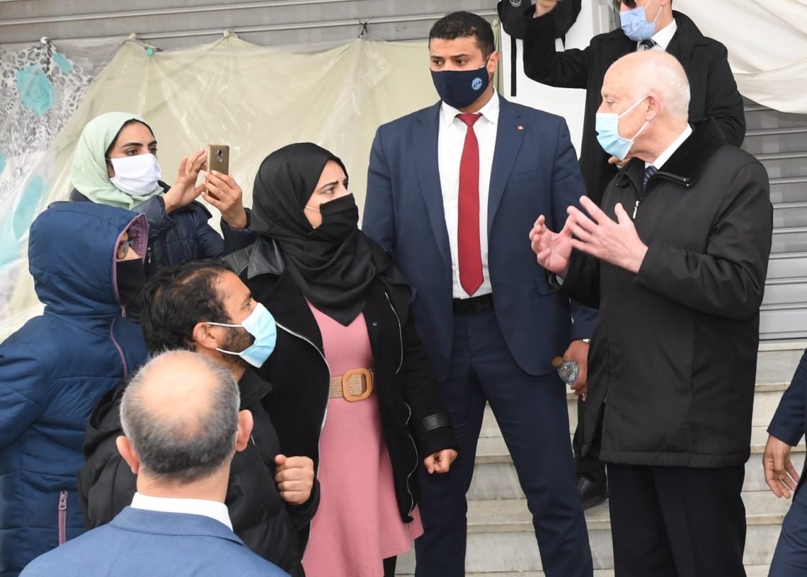 Le Président Saied se déplace au sit-in des docteurs, grévistes de la faim, au ministère de l&rsquo;Enseignement supérieur