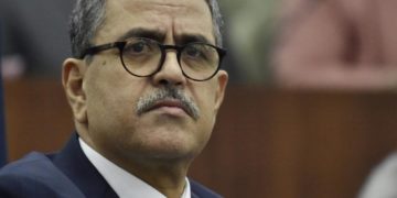 Algérie: Djerad reste