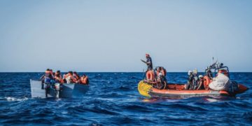 L&rsquo;armée de Mer sauve 25 rescapés d&rsquo;un bateau, 100 km au Nord de Lampedusa