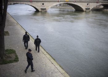 Jetée dans la Seine par des élèves de sa classe