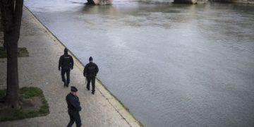 Jetée dans la Seine par des élèves de sa classe