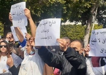 Protestations des cafetiers de l&rsquo;avenue Bourguiba contre les manifestants