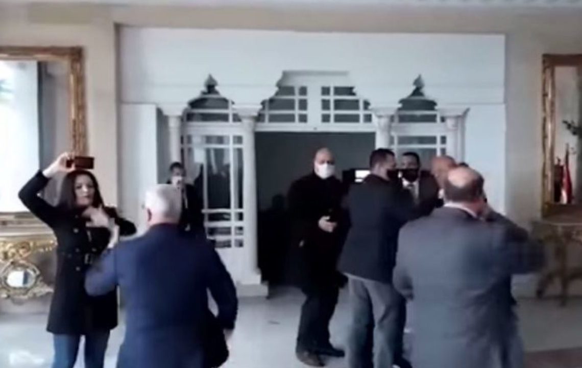 Un député d’Ennahdha violente une députée du PDL et lui casse son téléphone
