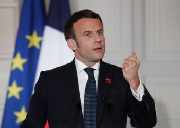 Macron envisage un dé-confinement progressif en France et un pass sanitaire