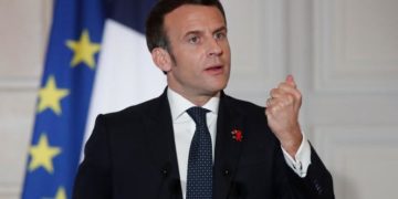 Macron envisage un dé-confinement progressif en France et un pass sanitaire